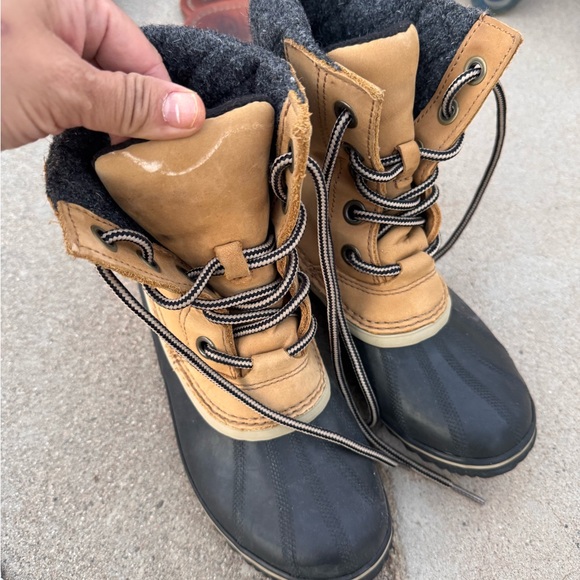 2 pairs of Sorel Snow boots size 5.5-6 - Picture 2 of 5